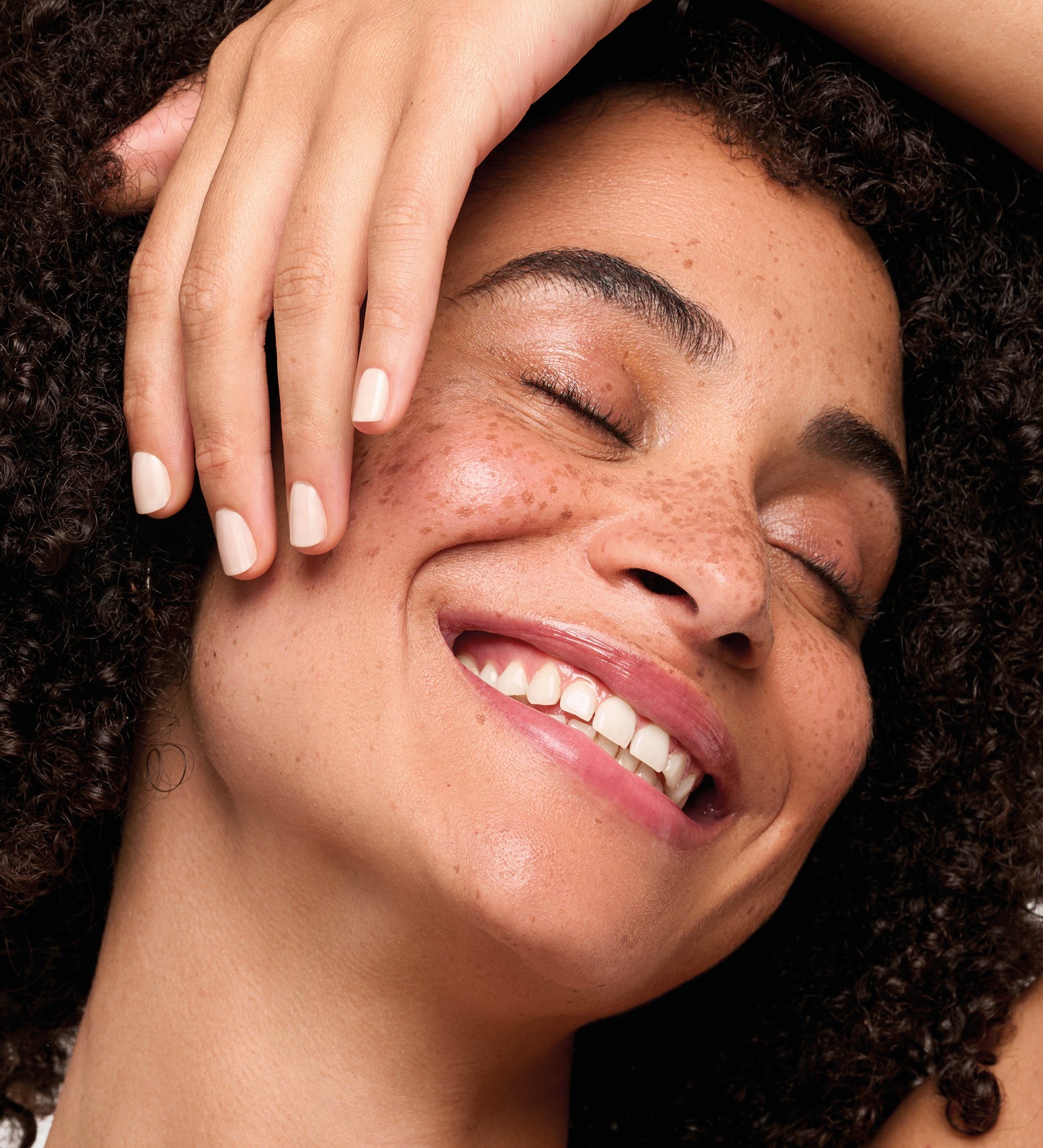 Manucure Color Care rose poudré Poderm en situation sur une femme