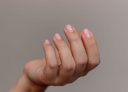 Tache blanche sur les ongles : causes et traitements