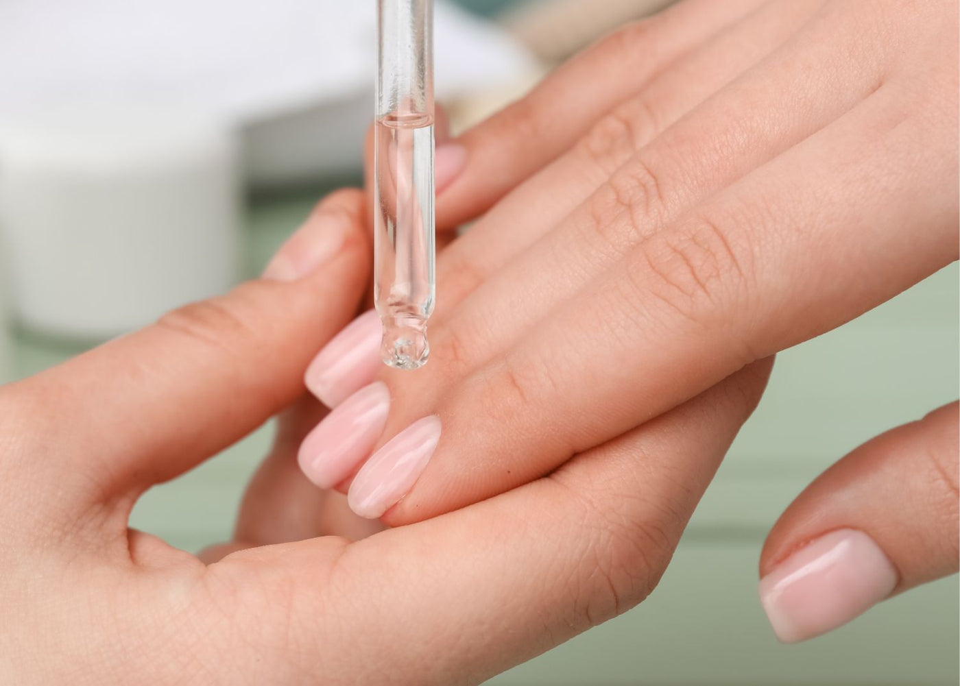 Huile à cuticules : quand, comment et pourquoi l’utiliser ?