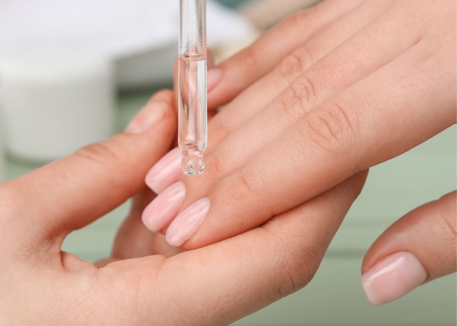 Huile à cuticules : quand, comment et pourquoi l’utiliser ?