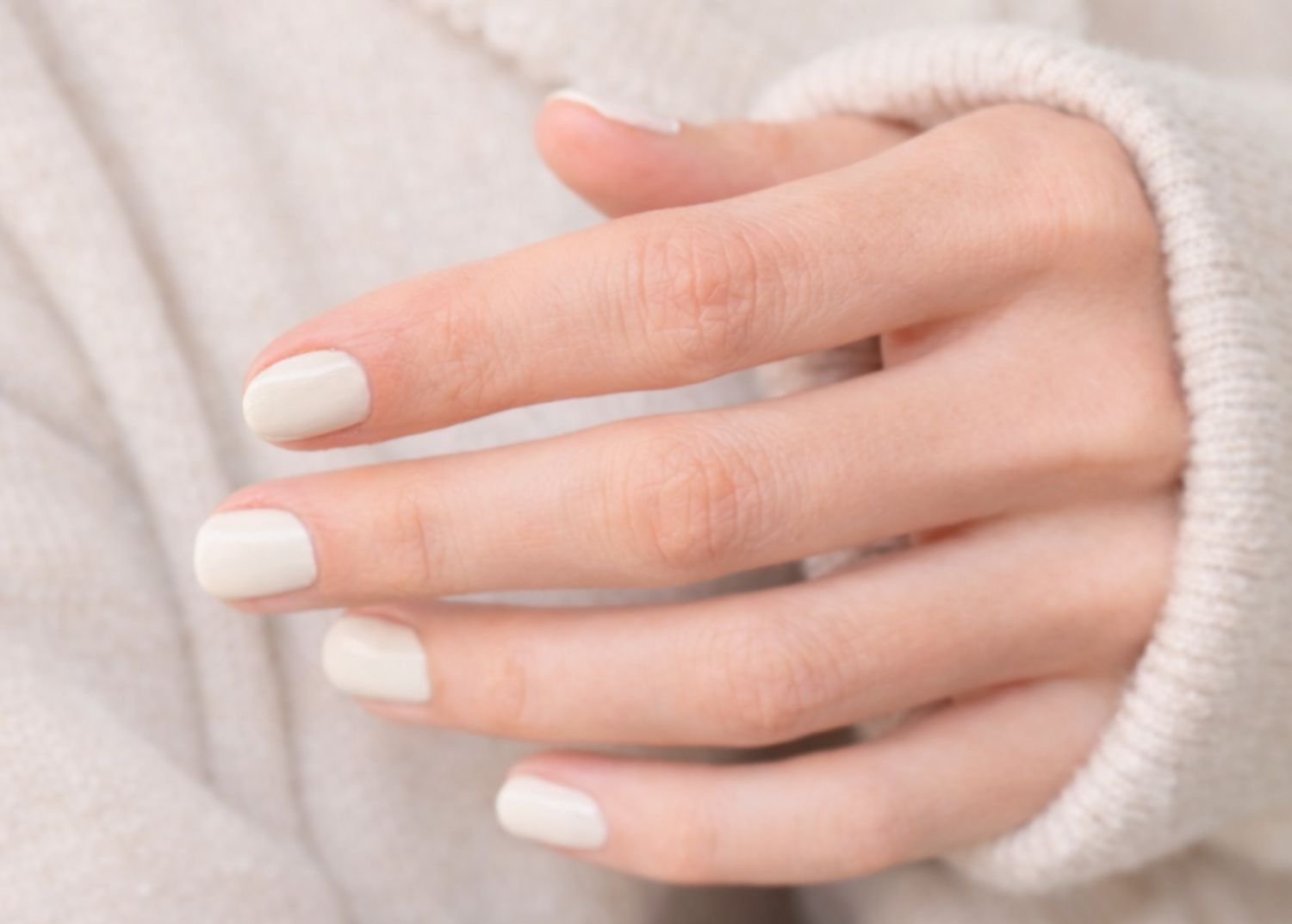 Cloud Dancer : la couleur de l’année 2026 s’invite en manucure