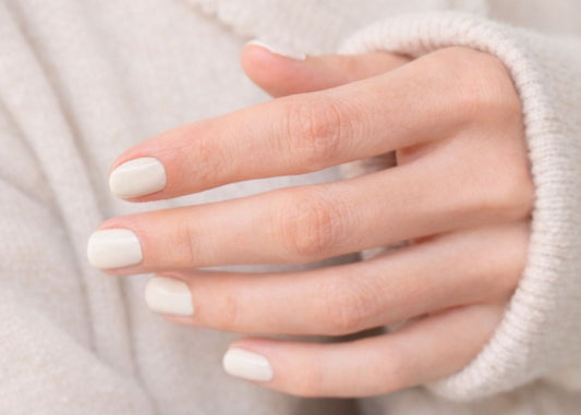 Cloud Dancer : la couleur de l’année 2026 s’invite en manucure