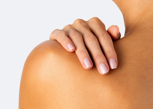 main manucurée avec ongles en forme squovales