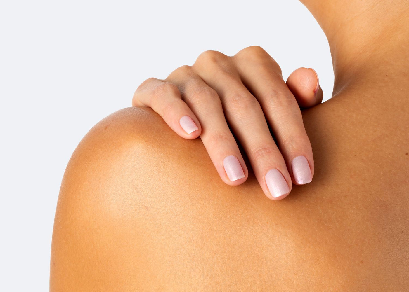 main manucurée avec ongles en forme squovales