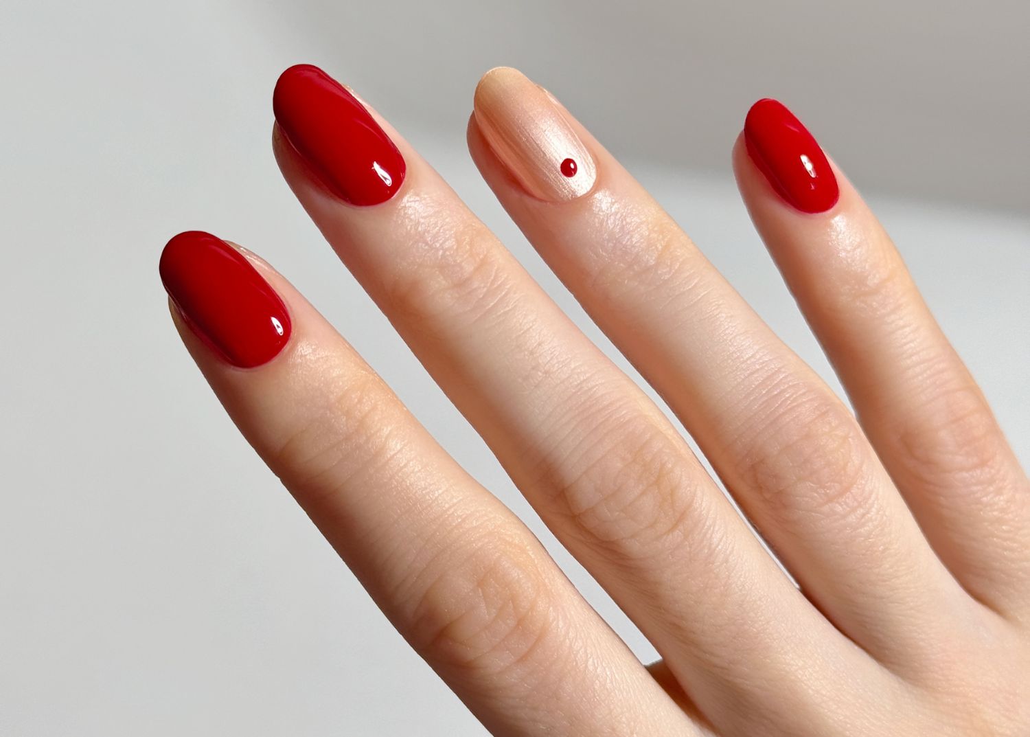 Noël 2025 : nos idées pour des ongles tendances durant les fêtes