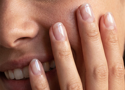 Vernis sur ongles courts : quelle couleur choisir et comment l'appliquer ?
