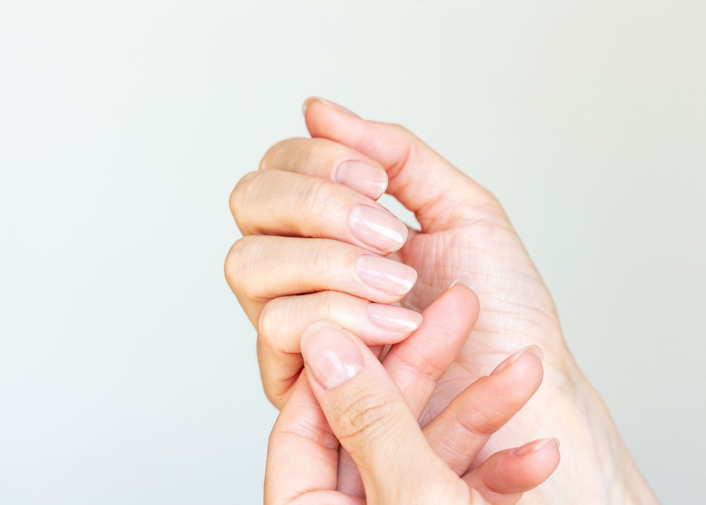 Gros plans sur les mains d’une personne à la carnation claire