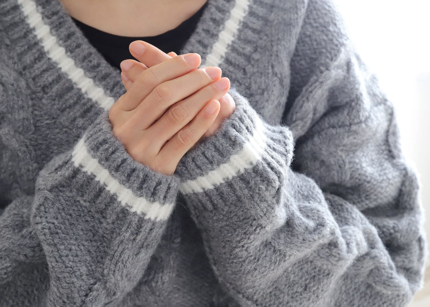 Gros plan sur une personne frottant ses mains sèches en hiver