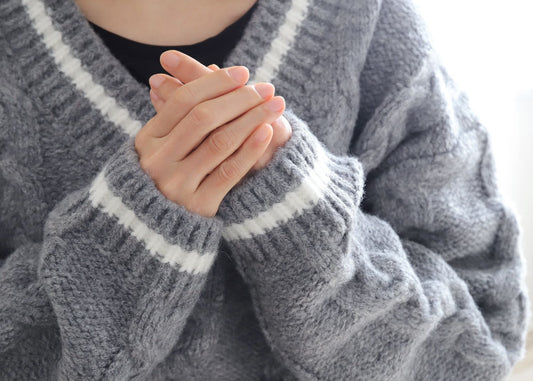 Gros plan sur une personne frottant ses mains sèches en hiver