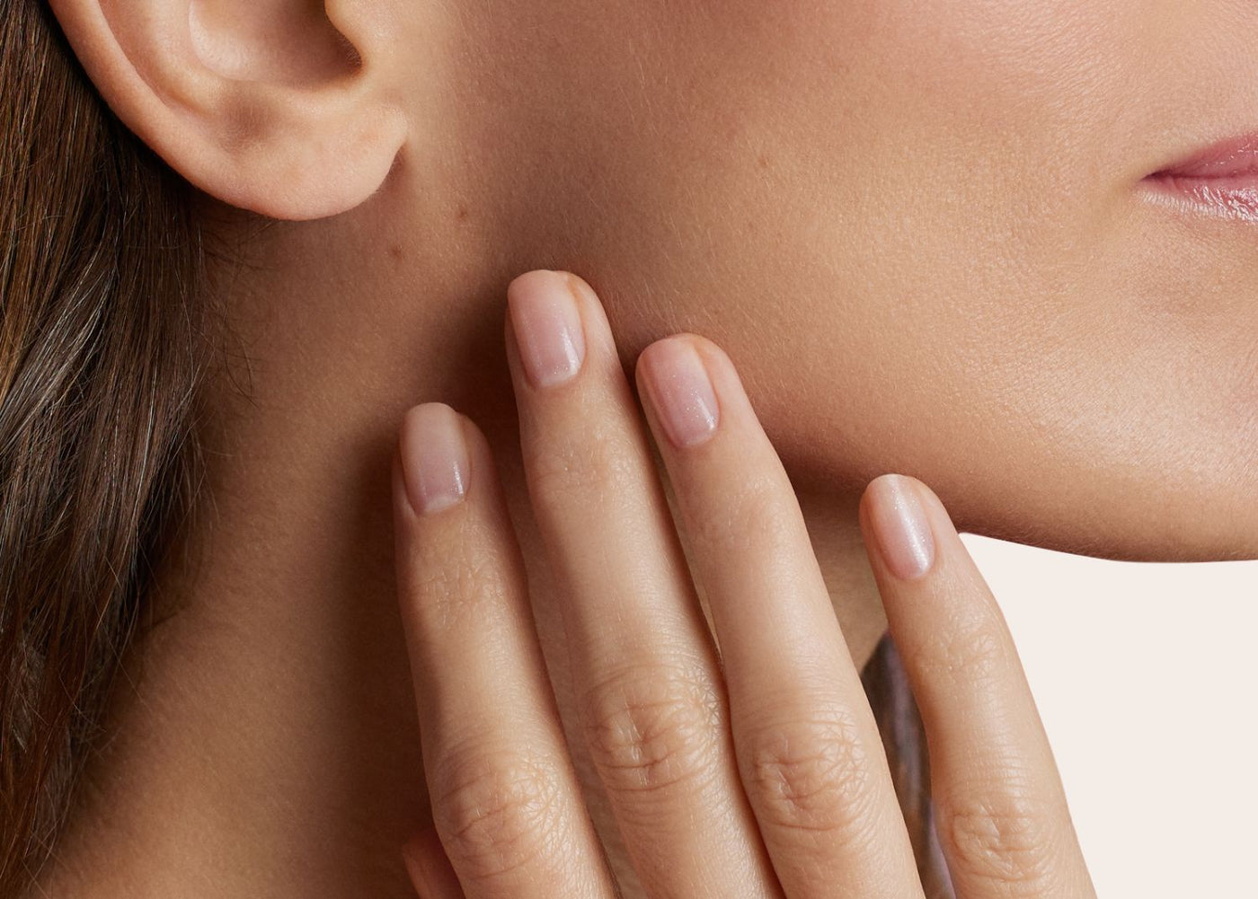 Soap nails vs clean girl nails : quelles différences entre ces deux tendances manucure ?