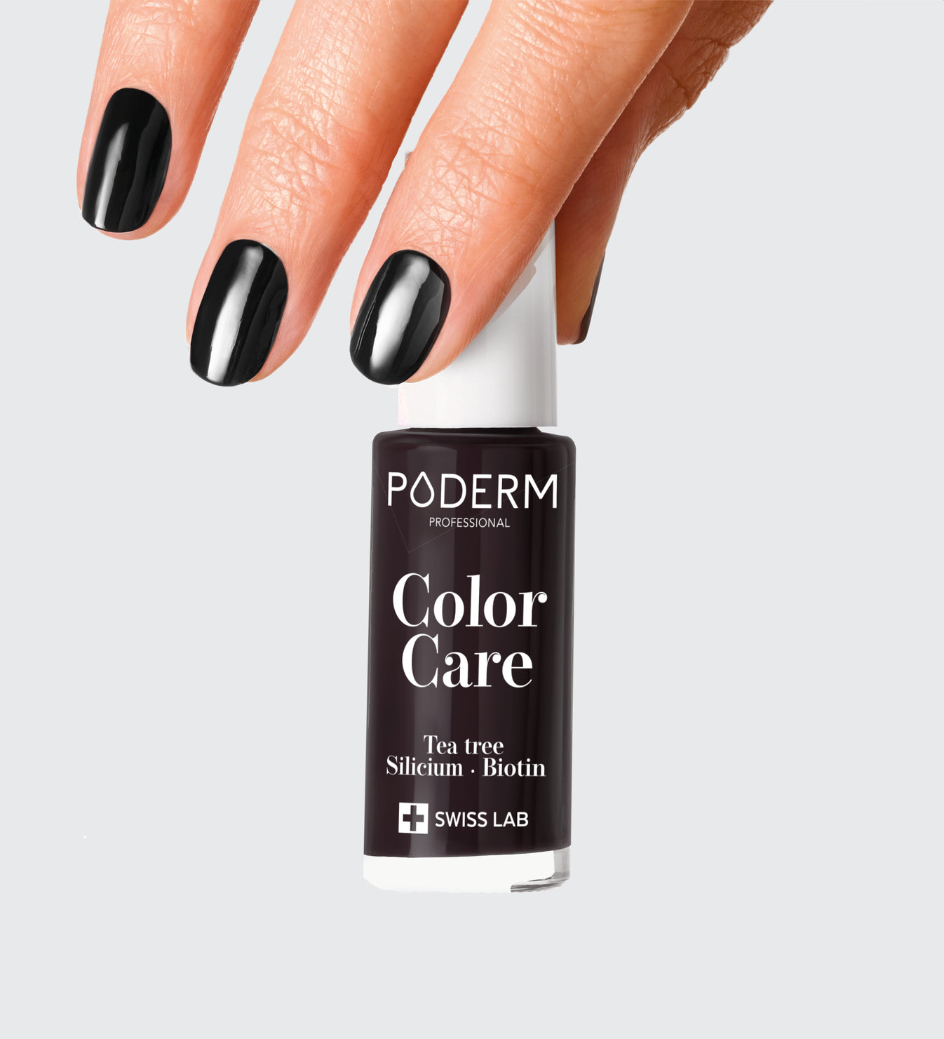 Vernis Color Care noir Poderm au tea tree appliqué sur les ongles
