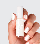 Vernis Color Care blanc perle Poderm au tea tree appliqué sur les ongles