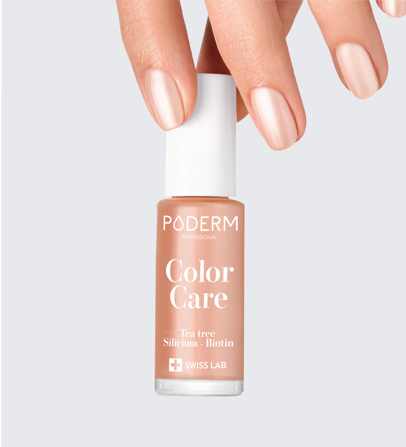 Vernis Color Care or brillant Poderm au tea tree appliqué sur les ongles
