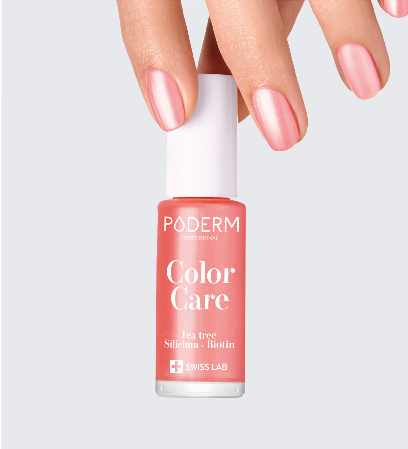Vernis Color Care or rose brillant Poderm au tea tree appliqué sur les ongles