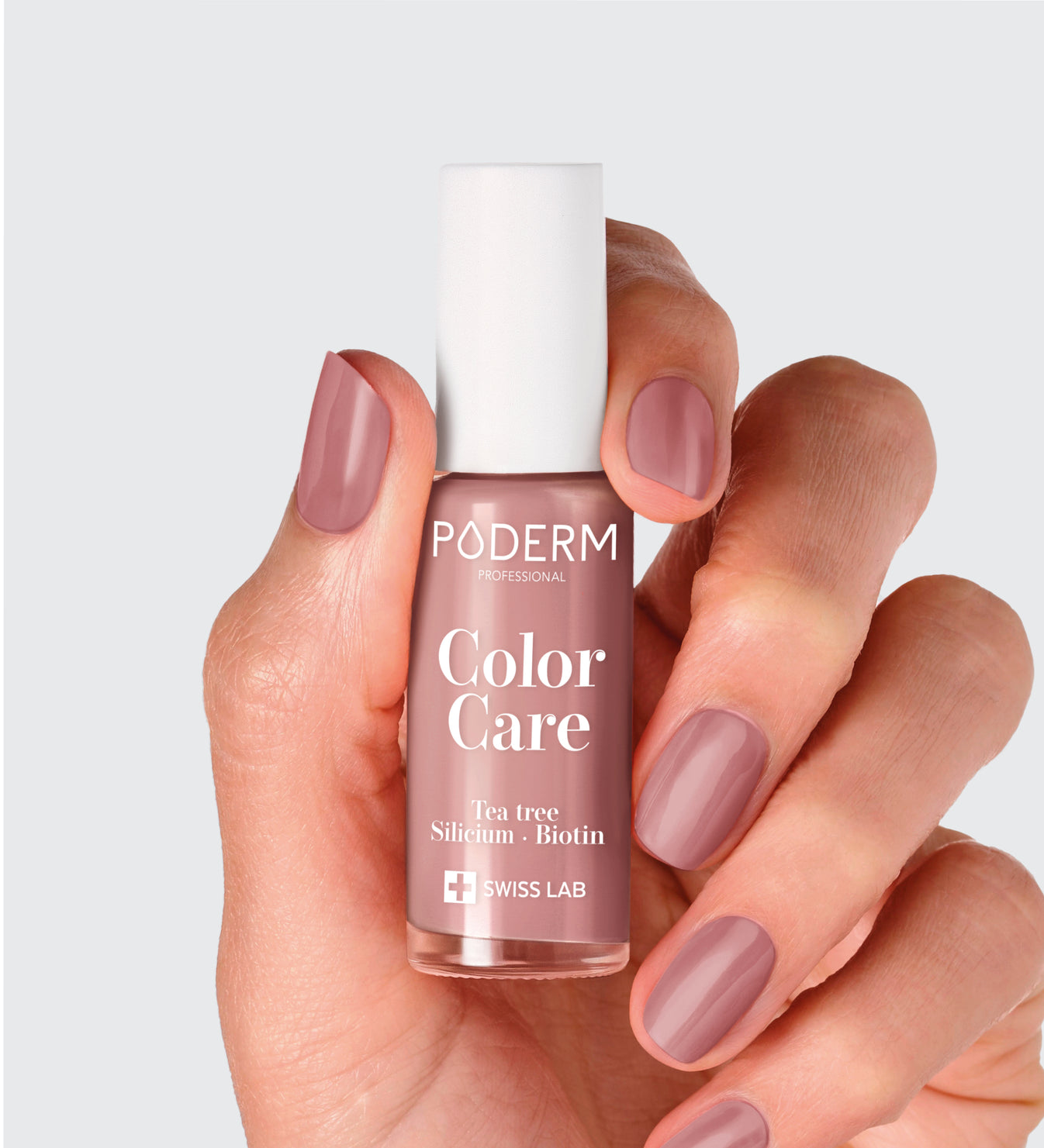 Vernis Color Care parme Poderm au tea tree appliqué sur les ongles