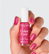 Vernis Color Care rose framboise Poderm au tea tree appliqué sur les ongles
