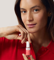Sérum concentré collagène Poderm en situation avec un mannequin