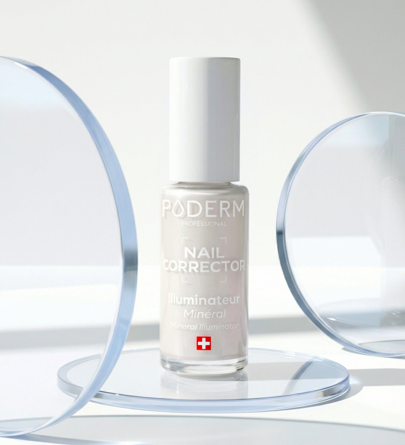 Vernis Nail Corrector illuminateur minéral blanc nacré Poderm sur support design