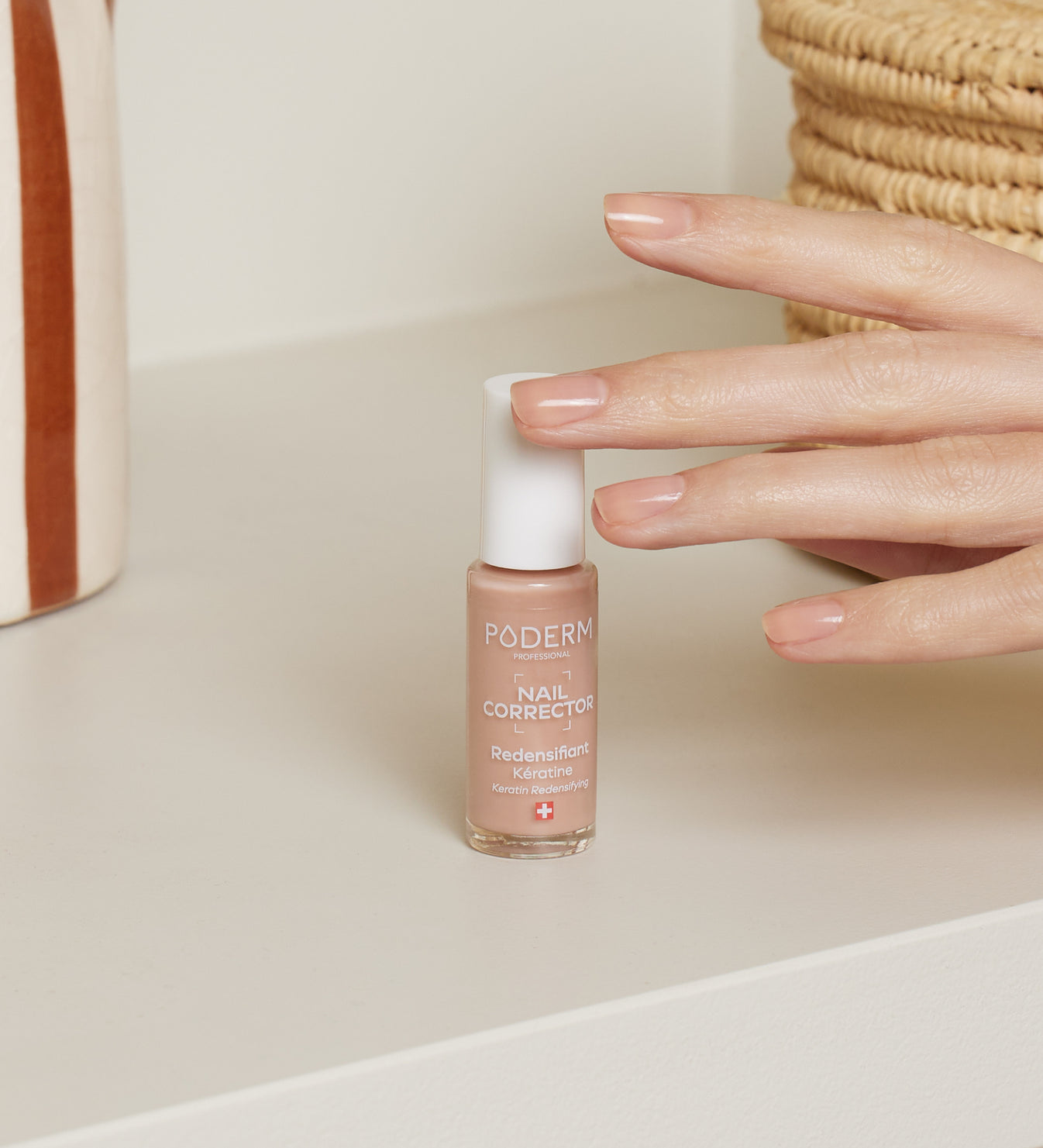 Vernis Nail Corrector redensifiant kératine Poderm en situation lifestyle