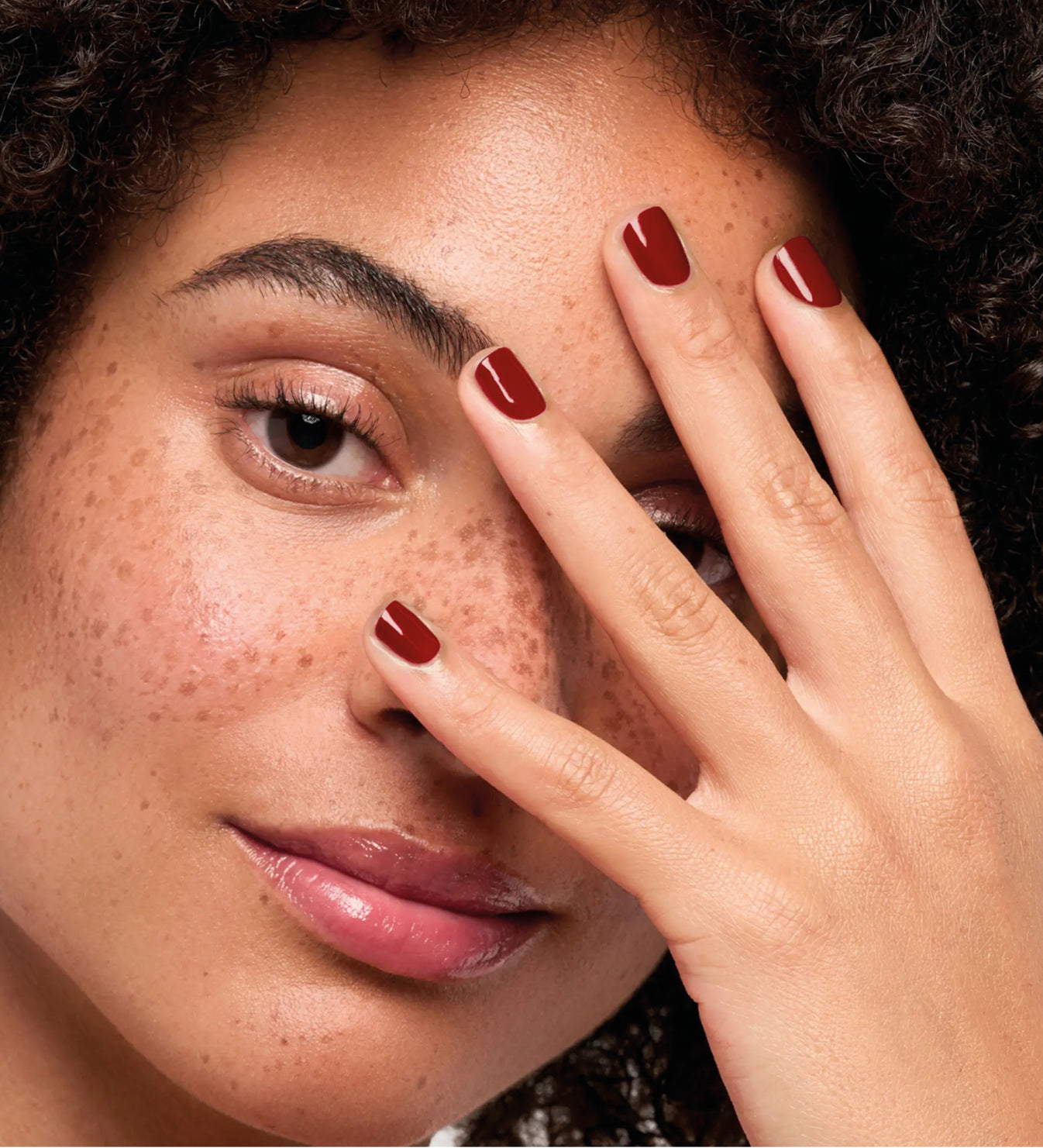 Manucure Color Care rouge allure Poderm portrait femme en situation lifestyle