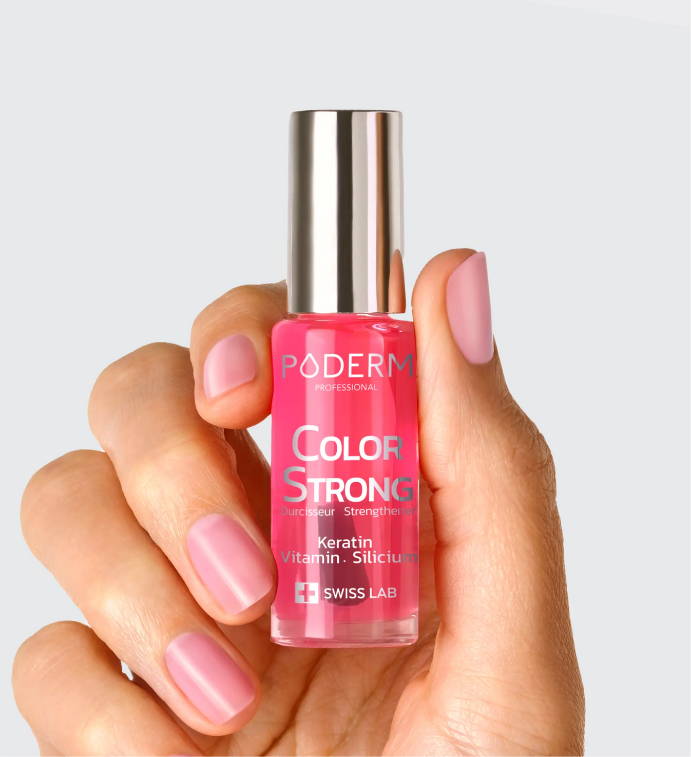Vernis durcisseur Color Strong gloss éclat transparent Poderm à la kératine appliqué sur les ongles