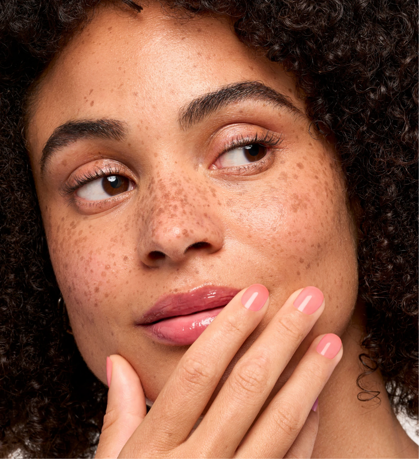 Manucure Color Strong gloss vitality Poderm en situation sur une femme