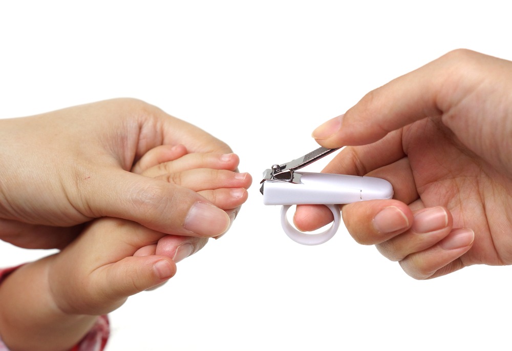 Kindern die Fingernägel schneiden