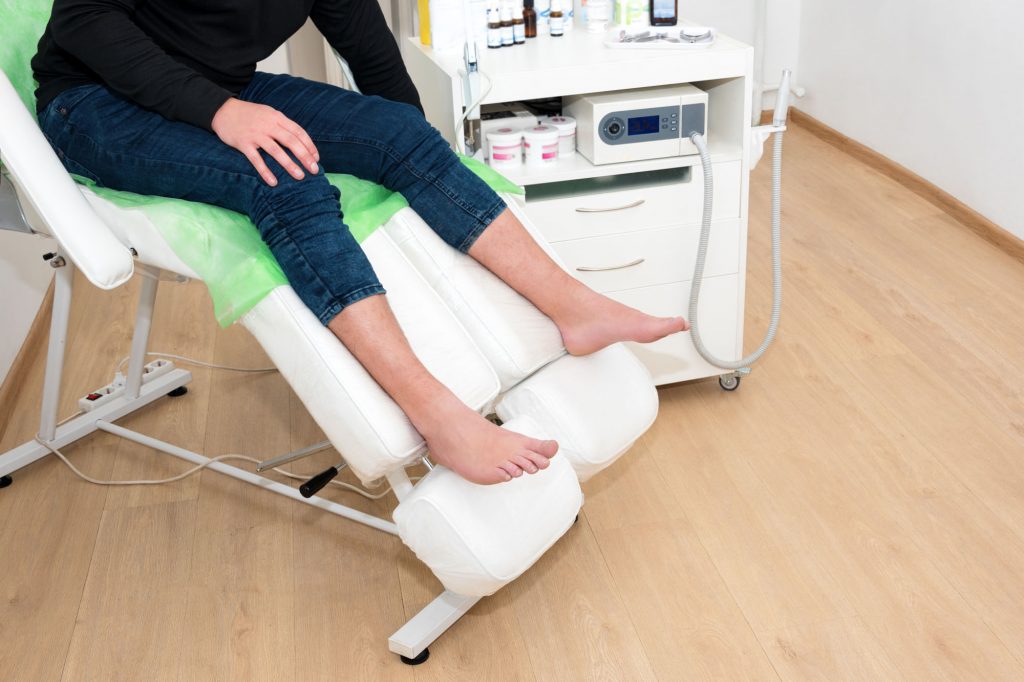 Behandlung von Fußpilz bei einem Podologen