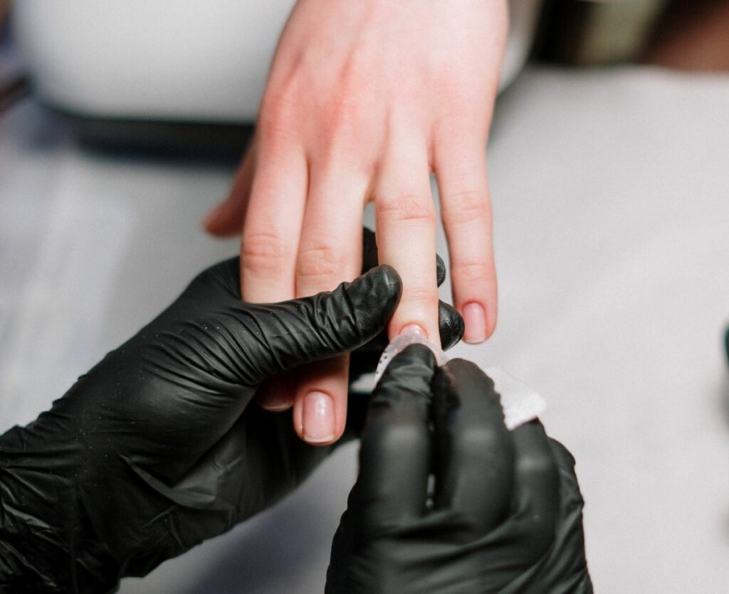 Comment enlever son vernis à ongles avec un dissolvant ?