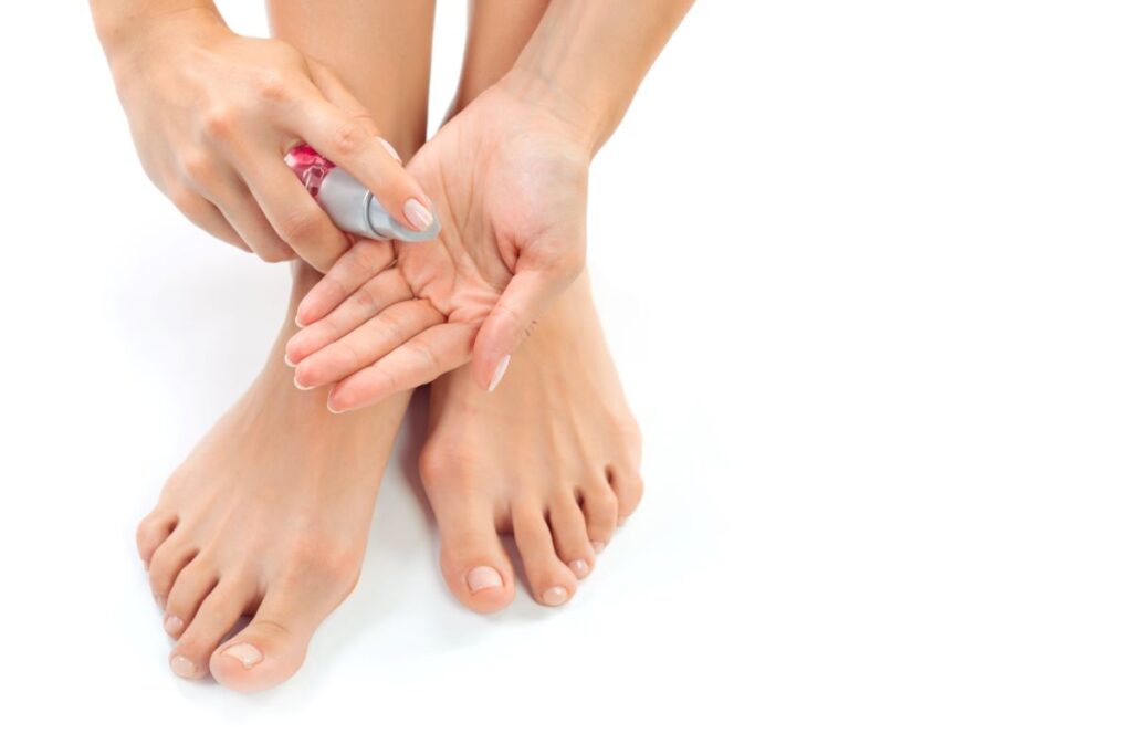 Hydrieren Sie Ihre Füße täglich mit einer Creme, um Hornhautbildung zu vermeiden.