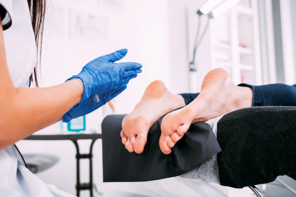 Wann sollte man wegen eines rissigen Fußes einen Fußpfleger aufsuchen?